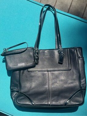 Coach Black Leather Hampton Legacy Bag + bonus Coach Wristlet 🖤